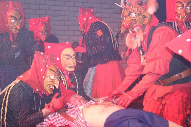 Joe Huber in der Gewalt der Hexen | Foto: Rüdiger Stadel/Hexenzunft Offenburg