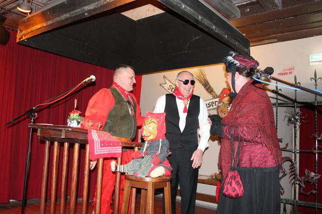 Als besondere Auszeichnung erhält Louis Fischer ein Halstuch mit seiner Maske  | Foto: gro