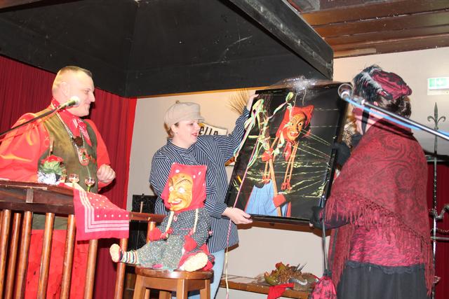 Simone Vollmer, die die Hexen neu in Szene gesetzt hat, bekommt eine Hexe auf Leinwand. | Foto: gro