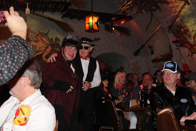 Louis Fischer (rechts) wird von der Gettel zur Bühne gebracht | Foto: gro