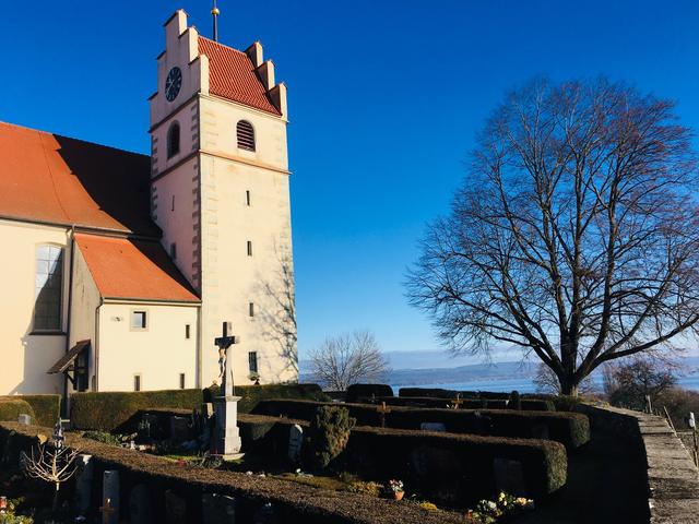 Auf einer Anhöhe liegt die weiße Dorfkirche von Horn: Von diesem einnehmend-beschaulichen Ort hat man einen traumhaften Blick auf den ganzen Untersee.