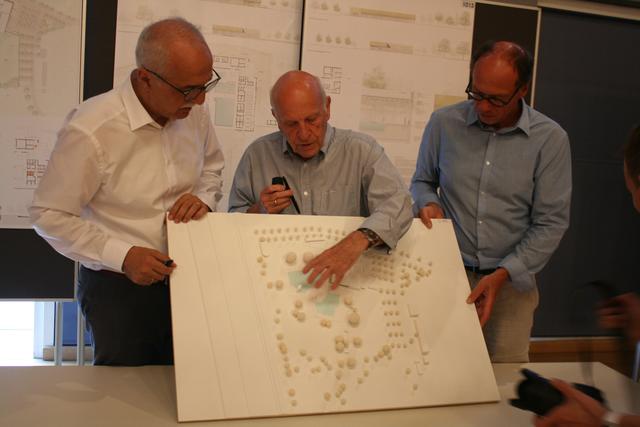 OB Toni Vetrano (l.)  bei der Verkündung der Entscheidung des Preisgerichts für die Architekten | Foto: rek