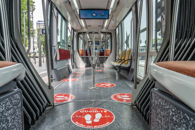 Markierungen auf dem Boden der Tram machen deutlich, wo Fahrgäste stehen dürfen. | Foto: Stadt Kehl