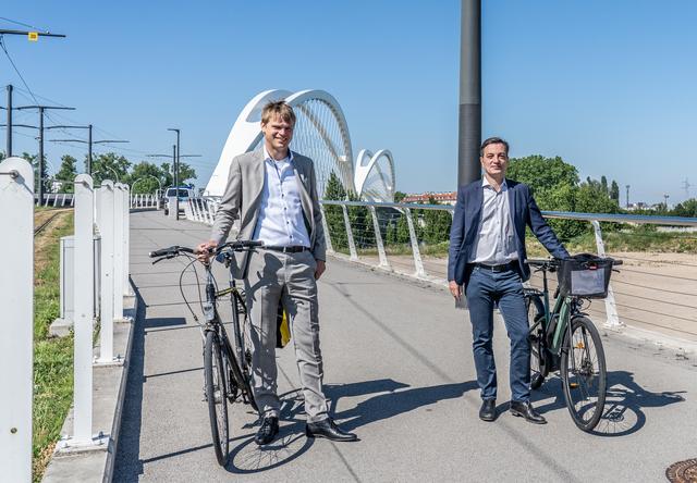 Haben sich zur Vorbereitung der Wiederaufnahme des Trambetriebs über den Rhein auf der Trambrücke getroffen: die ersten Beigeordneten von Kehl, Thomas Wuttke (links), und Straßburg und Alain Fontanel. | Foto: Stadt Kehl
