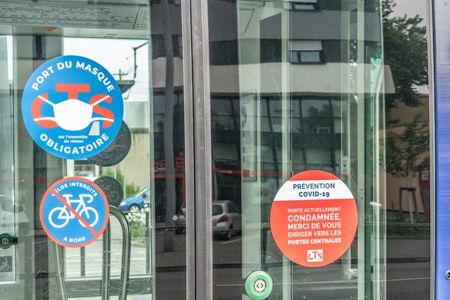 In der Tram besteht Maskenpflicht. Fahrräder dürfen zu keiner Zeit im Tramzug transportiert werden. | Foto: Stadt Kehl