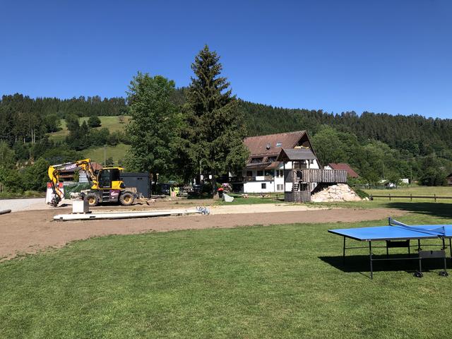 Die Bauarbeiter sind auf dem Wohnmobilstellplatz noch an der Arbeit. | Foto: ag