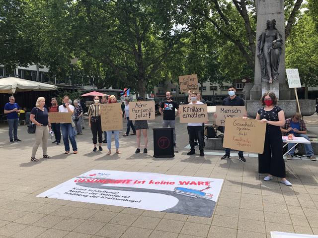 Das Bündnis für den Erhalt und Ausbau aller Ortenauer Kliniken veranstaltete am Samstag eine Info-Kundgebung auf dem Kehler Marktplatz. Rund 80 Interessierte waren der Einladung gefolgt. "Die Corona-Krise hat gezeigt, dass das Kehler Krankenhaus wichtig ist, um die Gesundheitsversorgung im Kreis zu gewährleisten", so die Veranstalter. | Foto: ag