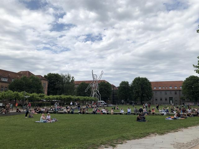 Wie schon seit Wochen wurde am Samstag in Offenburg wieder auf dem Marktplatz sowie am Nachmittag auf dem Platz der Verfassungsfreunde (Foto) gegen Einschränkungen im Zusammenhang mit der Corona-Pandemie demonstriert. Der Zustrom hat jedoch sehr stark abgenommen. In der Innenstadt versammelten sich gerade einmal eine Handvoll Menschen. Auf dem Platz der Verfassungsfreunde waren optimistisch 450 Demonstranten angemeldet. Tatsächlich kam aber nur ein Bruchteil.  | Foto: ag