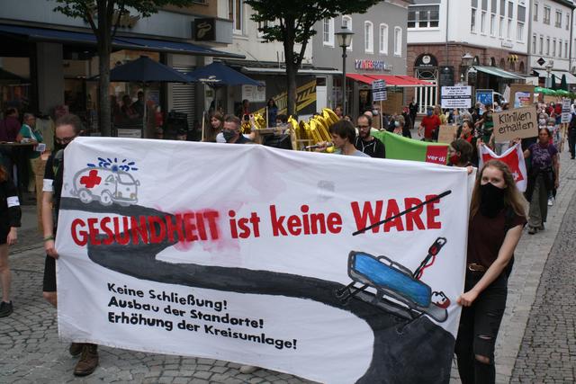 Rund 450 Teilnehmer demonstrieren am Samstag mit einem Marsch vom Offenburger Busbahnhof über das Rathaus bis zum Lindenplatz gegen die Agenda 2030 zur Reform der Ortenauer Kliniklandschaft. | Foto: rek