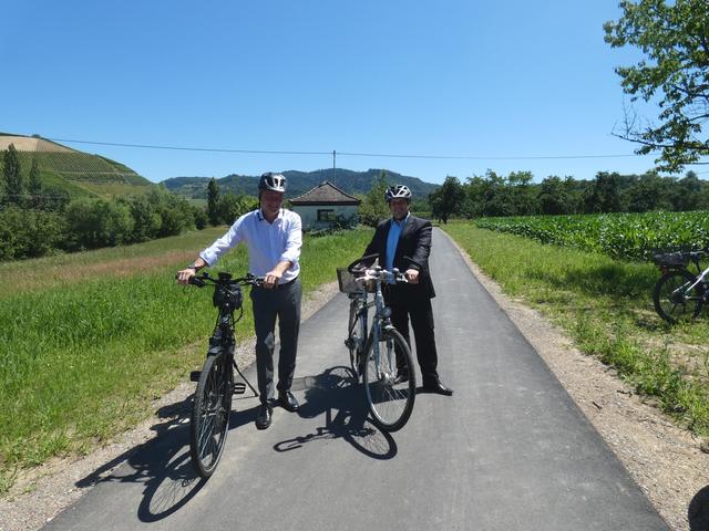 Landrat Frank Scherer (l.) und Bürgermeister Andreas König aus Durbach (r.) freuen sich über die Verkehrsfreigabe des neuen Radwegs bei Durbach-Unterweiler. | Foto: djä