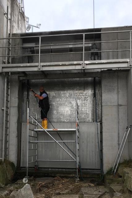 Nach Reinigung der Schütztafeln am Hochwasserrückhaltebecken in Fautenbach wurden neue Dichtungen eingebaut. | Foto: Foto: Stadt Achern