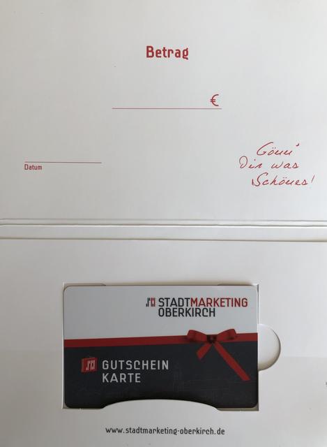 Die neue Gutscheinkarte im entsprechenden Kartenträger