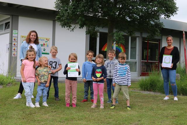 Die Betreuerinnen um die Leiterin Carina Welle (l.) sowie die Kinder der Bärengruppe des Oberkircher Kindergartens freuen sich über die erneute Auszeichnung als "Haus der kleinen Forscher". | Foto: Stadt Oberkirch