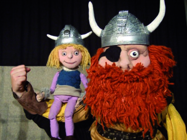Das "marotte Figurentheater Karlsruhe" zeigt das Stück "Der kleine Wikinger".