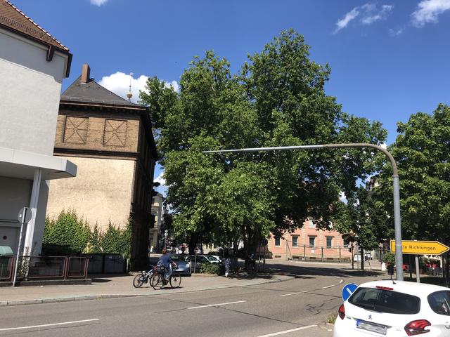 Entweder der Durchgangsverkehr von Ost nach West wird weitläufig umgeleitet oder wird durch die Philipp-Reis-Straße geführt. | Foto: gro