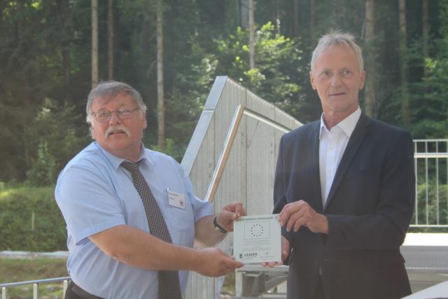 Thomas Wahl, Präsident Landesfischereiverband Baden-Württemberg e.V. und Henry Heller, 1. Vorstand Leader Aktionsgruppe Mittlerer Schwarzwald (rechts im Bild) bei der Übergabe der Leader Förderhinweistafel. | Foto: sch