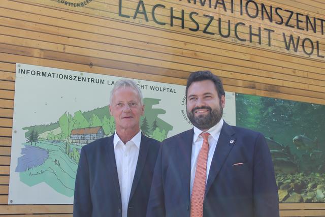 Henry Heller, 1. Vorstand Leader Aktionsgruppe Mittlerer Schwarzwald (links im Bild) mit Matthias Bauernfeind, Bürgermeister von Oberwolfach. | Foto: sch
