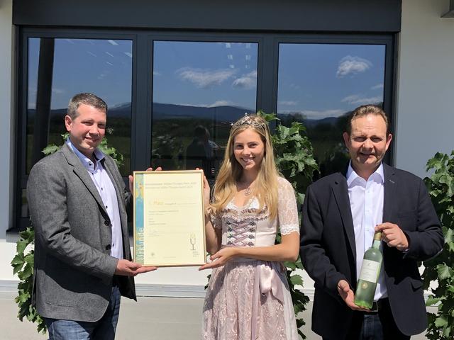 Inhaber und Önologe Siegbert Bimmerle (r.) freut sich mit Kellermeister Philipp Milke über die Auszeichnung, die von der Weinprinzessin Bodensee, Lea Saible, übergeben wurde.