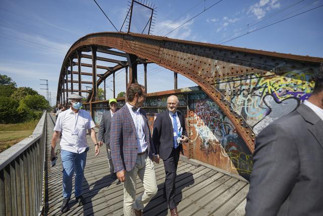 Auf der Bahnbrücke unterwegs | Foto: Stadt Offenburg