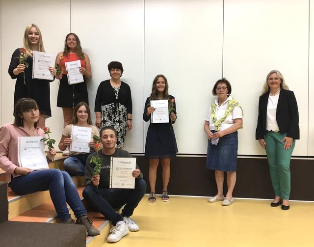 2BFH2/1
Preise: Felicia Maria Eble, Seelbach; Eva Schäfer, Seelbach
Lob: Nadine Schrempp, Lahr; Naemi Sexauer, Meißenheim; Melina-Katharina Ostermann, Schwanau; Anthony Fink, Lahr
Klassenlehrerin: Vera Schlenker