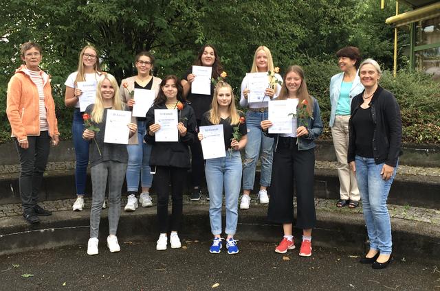 BKST
Preis: Stefanie Frantz, Lahr; Ronja Keßler, Riegel; Lorene Weigel, Marlene Klitsch, Seelbach; Samira Holzenthaler, Lahr; Jule Fabry, Lahr
Lob: Lisa Kopp, Lahr; Carla Huhn, Lahr
Klassenlehrerin: Gabriele Haiß 