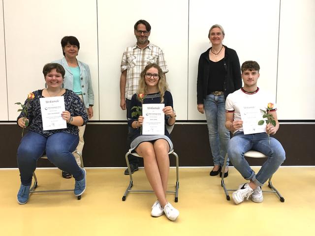 BKP1
Preis: Leandra Billharz (Fehlt auf dem Foto)
Lob: Maren Aichele, Ettenheim; Paula Schneckenburger, Meißenheim; Nando Luca Schoner, Seelbach
Klassenlehrer: Jürgen Hog
