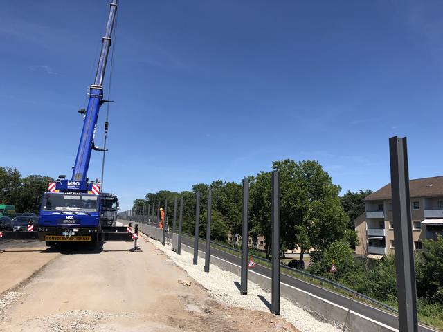 Im Augenblick wird an den Rampen der neue Lärmschutz installiert. | Foto: gro