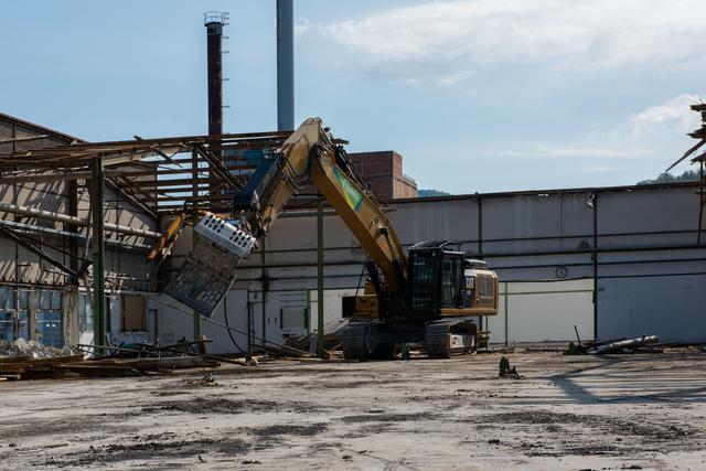 Mit dem Bagger wird den Hallen zu Leibe gerückt. | Foto: Stadt Gengenbach