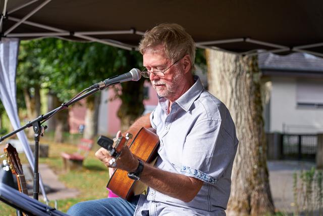 "Herri und seine Gitarre" - Heribert Heise virtuos auch im Gesang | Foto: Gerhard Große