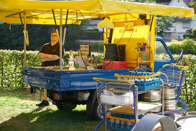 die schnellste Bierzapfanlage im Kinzigtal - das Partymobil von Birger Wellmann - das Bier kommt von unten in die Gläser. Zu beachten: in den Wolfacher Farben ... | Foto: Gerhard Große