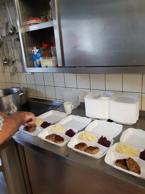Zwei Mal pro Woche wird derzeit warmes Essen ausgegeben. | Foto: Diakonisches Werk