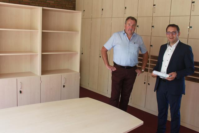 Oberbürgermeister Klaus Muttach (r.) und Ortsvorsteher Helmut Huber bei der Besichtigung des komplett erneuerten und erweiterten Lehrerzimmers in der Schloßgartenschule in Großweier. | Foto: Thomas Beck