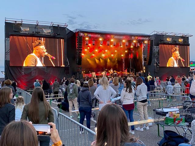 Bei Kelvin Jones hält es kaum einen auf den Sitzbänken. | Foto: Johannes Moeck/Baden Sound