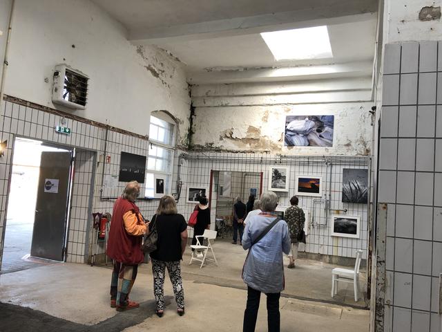 Die Arbeiten der Künstler und die Räume faszinieren. | Foto: gro