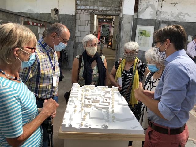 Die Entwürfe des städtebaulichen Wettbewerbs stießen auf großes Interesse. Die Mitarbeiter des Fachbereichs Stadtplanung waren gefragte Gesprächspartner. | Foto:  gro