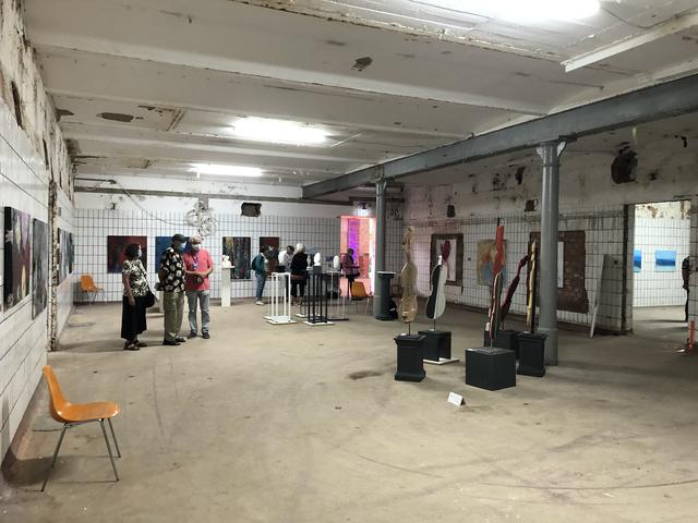 Viele Künstler stellten ihre Werke im alten Schlachthofgebäude aus.  | Foto: gro