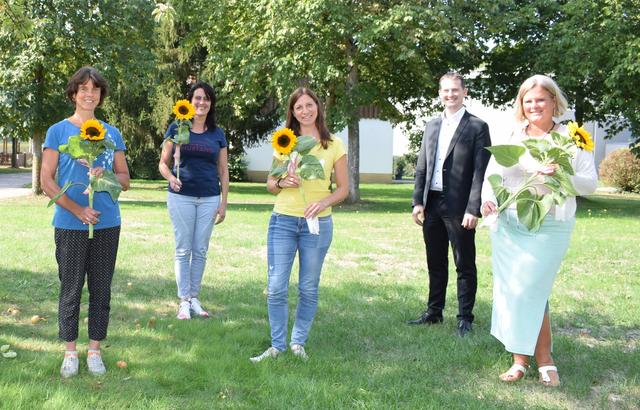 Das Team vom Willstätter Waldkindergarten: Carole Hoog, Simone Jensohn, Heike Stirm und Miriam Urbano mit Bürgermeister Christian Huber | Foto: Gemeinde Willstätt