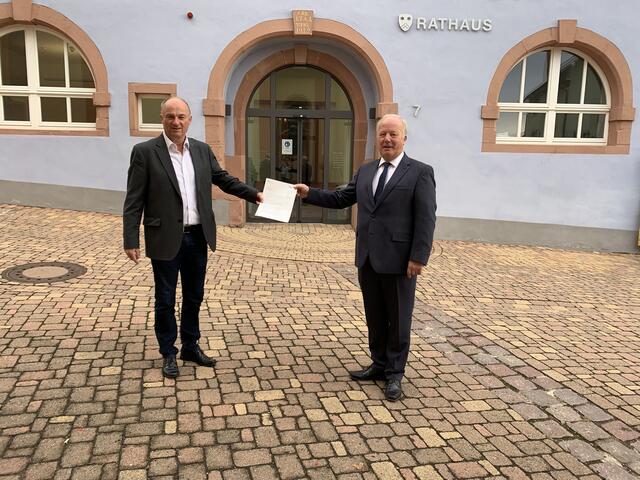 Erfreuliche Nachrichten aus Berlin überbringt der CDU-Bundestagsabgeordnete Peter Weiß (r.) am Freitag dem Mahlberger Bürgermeister Dietmar Benz in Sachen Lärmschutz an der Rheintalbahn. | Foto: Foto: Büro Peter Weiß