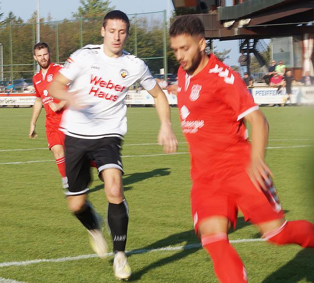 Der SV Linx (weißes Trikot) hatte gegen den Freiburger FC alles im Griff und siegte mit 3:2. | Foto: woge