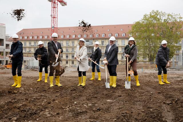 Sieben Jahre Planung, zweieinhalb Jahre Bauzeit und rund 14 Millionen Euro Baukosten – das neue Elternhaus in Freiburg in der Breisacher Straße ist das größte Projekt in der 40-jährigen Geschichte des Fördervereins für krebskranke Kinder. Für Familien mit schwerstkranken Kindern entsteht ab sofort ein zweites Zuhause mit insgesamt 45 Zimmern gleich neben der neuen Kinder- und Jugendklinik am Universitätsklinikum Freiburg. Mit dem Spatenstich am 16. Oktober beginnt nun endlich die Bauphase. Die Fertigstellung ist 2022 geplant. | Foto: Christina Dages/Förderverein für krebskranke Kinder Freiburg e. V.