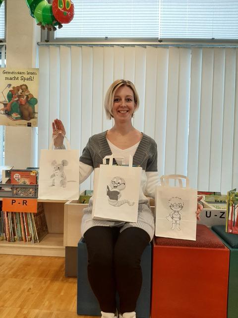 Die Veranstaltungen zur Leseförderung von Anja Lacker sind beliebt, können aber im Moment nicht in der Stadtbibliothek Rheinau stattfinden. Damit aktives Erleben von Büchern weiterhin möglich ist, werden am Montag drei Tüten zum Ausleihen vorgestellt. | Foto: Verena Kowarsch