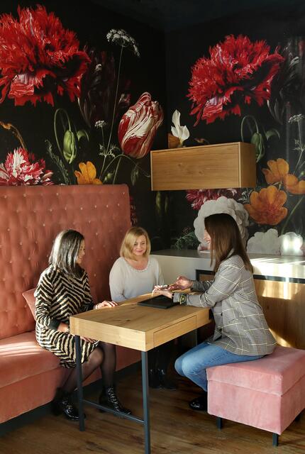 In der neuen Filiale realisiert Familie Spinner ein neues Konzept: das Interieur ist modern und in floralem Design gestaltet. Das Sortiment und Beratungsangebot zu aktuellen Trends und Moden sollen vermehrt das jüngere Publikum ansprechen.