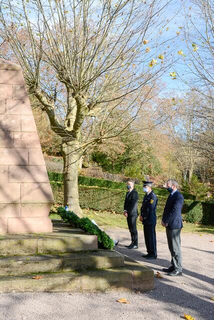 Kranzniederlegung: Oberbürgermeister Markus Ibert und Joachim Ohnemus vom Polizeirevier Lahr  | Foto: Stadt Lahr