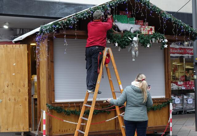 Ein Verkauf von Weihnachtlichem findet statt, Stehtische gibt es nicht.