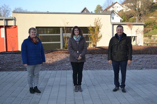 Claudia Huber (Mitte) ist die neue Konrektorin der Neuwindeckschule in Lauf. Am Montag gratulieren ihr Schulleiterin Manuela Seydel (links) und Bürgermeister Oliver Rastetter zur Ernennung. | Foto: Ronja Friedmann/Gemeinde Lauf