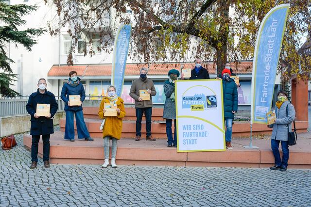 Die Stadt Lahr ist am Sonntag als 713. Kommune in Deutschland und dritte in der Ortenau mit dem Titel "Fairtrade-Stadt" ausgezeichnet worden. Dem gemeinsamen Einsatz zahlreicher Engagierter ist es zu verdanken, dass der Fairtrade-Gedanke in vielen Bereichen des Lahrer Lebens integriert wurde. Als ausgezeichnete Fairtrade-Stadt möchte Lahr den fairen Handel und seine positiven Wirkungen bekannter und die Welt etwas gerechter zu machen. | Foto: Stadt Lahr