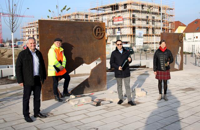 Im Baugebiet "Neues Wohnen an der Acher" werden am Dienstag, 8. Dezember, drei Infotafeln zur Historie der ehemaligen Glashütte bis zur Entstehung des Baugebietes in Achern präsentiert. Drei stilisierte Flaschen aus dem Produktkatalog der Glashütte von 1920 erinnern daran, dass dort eine Glashütte stand, die über 100 Jahre Flaschen produzierte und ein bedeutender Arbeitgeber in der Stadt war. Die Tafeln werden angestrahlt und mit den Sitzelementen vermittelt der gesamte Platz mit seinen Bäumen und Pflanzen, Bänken und Tischen ein ganz besonderes Ambiente. Auf dem Foto zu sehen sind (v. l.) Stefan Gigl, Georg Straub, Oberbürgermeister Klaus Muttach und Andrea Rumpf, Leiterin des Stadtarchivs. | Foto: Roland Spether