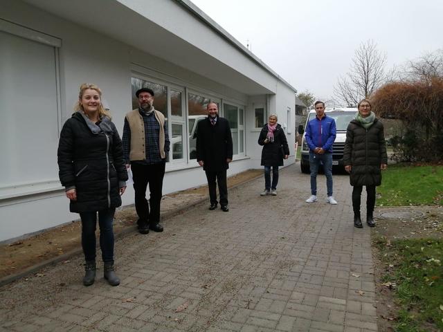 Im evangelischen Kindergarten Allmannsweier wird am Mittwoch, 2. Dezember, der Krippenanbau in Betrieb genommen und startet nun als viergruppige Kindertageseinrichtung in Schwanau. Auf dem Foto zu sehen sind v. l.: Renate Bilharz (Kindergartenleiterin), Andreas Zuska (Bauamt Gemeinde), Christine Mildenberger (Architektin), Wolfgang Brucker (Bürgermeister), Axel Malter (Pfarrer), Silvia Leuthner (Kindergartenwesen Gemeinde). | Foto: Gemeinde Schwanau
