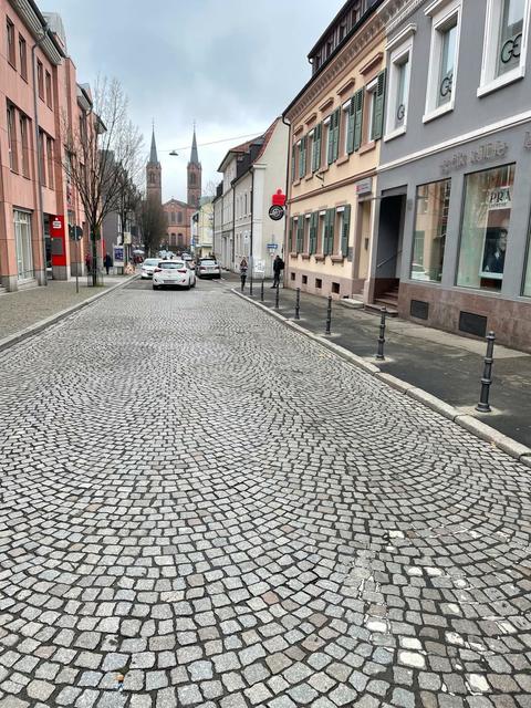 Die Stadtverwaltung Lahr teilt am Mittwoch, 2. Dezember, mit, dass Poller jetzt auch unterhalb der Metzgerstraße bis zur Kreuzstraße montiert werden, um wildes Parken in der gesamten Schillerstraße zu unterbinden. | Foto: Stadt Lahr