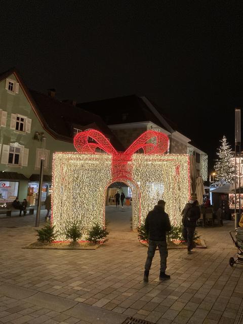 Die weihnachtliche Beleuchtung in Offenburg bleibt. | Foto: gro